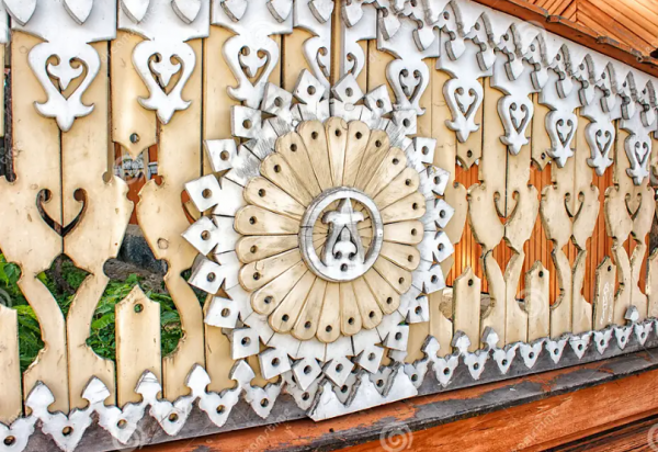 Pagar kayu dengan detail ukiran penuh